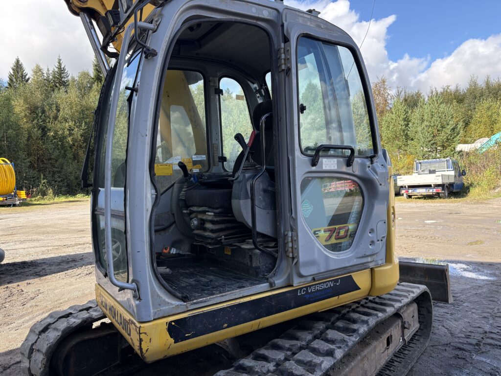 Kobelco New Holland E70BSR-2 generator – view 3